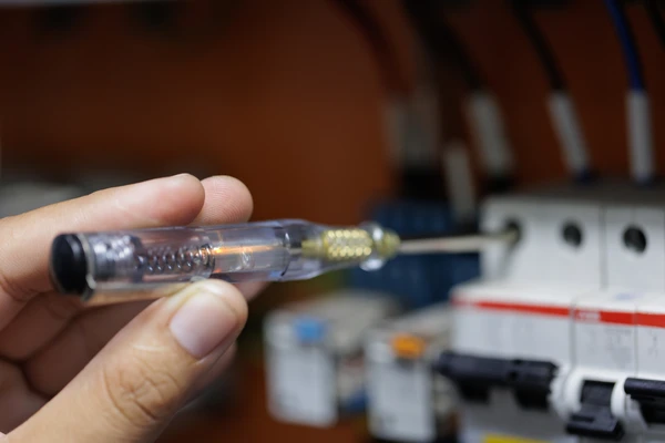 Un électricien professionnel travaillant sur le système électrique, le concept d'amélioration et de réparation des maisons