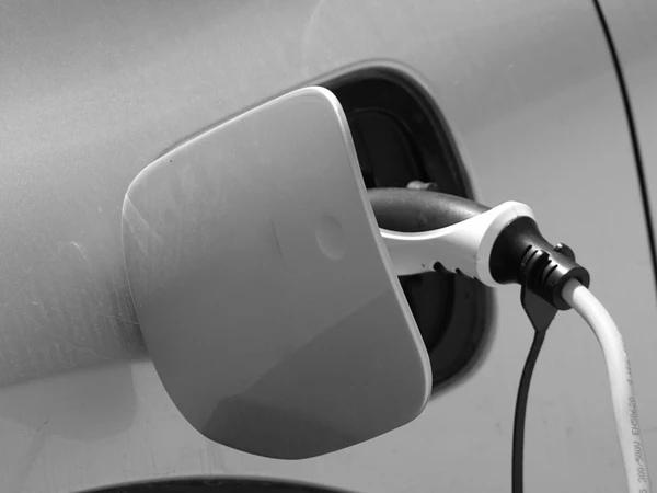 Le technicien travaille avec des câbles pour brancher le véhicule électrique